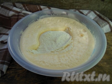 Просейте муку вместе с разрыхлителем, добавьте к яично-сахарной массе и взбейте на низких оборотах миксера до полной однородности теста.
