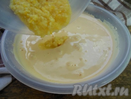 Добавьте в готовое тесто измельченный лимон, перемешайте ложкой. Готовое тесто будет плавно стекать с ложки, напоминая по консистенции домашнюю сметану средней густоты. 
