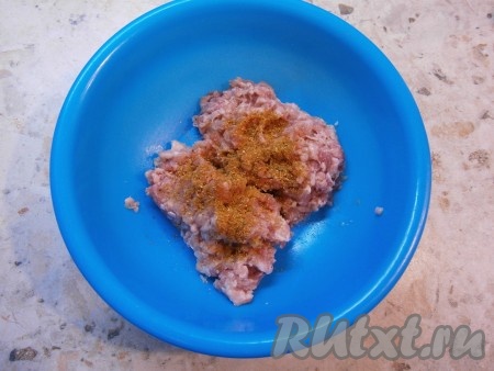 Фарш для приготовления шницеля можно приобрести в магазине или приготовить самостоятельно, пропустив мясо через мясорубку. В фарш добавить соль и специи. 
