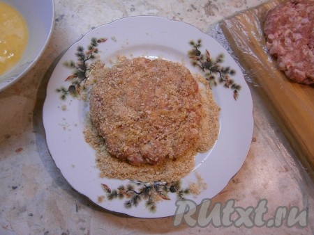 Затем обвалять в сухарях.
