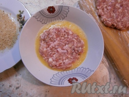 Яйцо взбить вилкой в глубокой тарелке, шницель аккуратно обмакнуть в взбитое яйцо.
