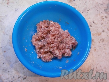 Также добавить черный молотый перец, фарш хорошо вымесить и отбить. Чтобы отбить фарш, его необходимо собрать в ком и с силой бросить в миску. Эту процедуру повторить 10-15 раз. Отбивать фарш обязательно, так мы насытим его воздухом и повысим его связующие свойства, что в конечном итоге скажется на качестве готового шницеля.