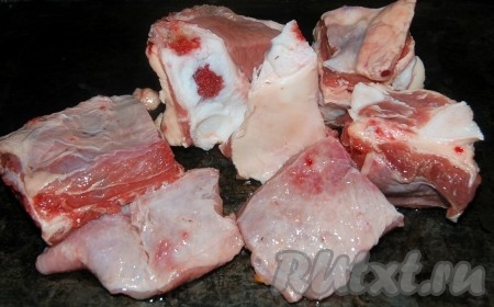 Говяжьи рёбрышки вымыть, обсушить, порубить на части. В сковороде разогреть растительное масло, выложить рёбрышки и на достаточно сильном огне обжарить их до румяности с двух сторон. До готовности мясо обжаривать не нужно, достаточно обжарить мясо до румяности.&nbsp;&nbsp;