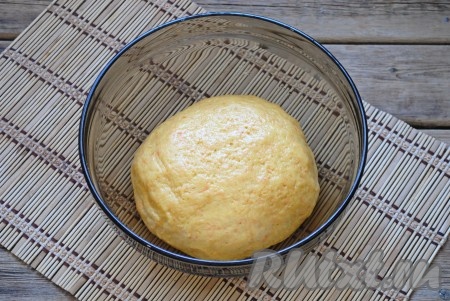  Добавляя понемногу муку, учитывайте, что тесто должно получиться мягким, липковатым. Чтобы с тестом было удобно работать, можно смазать руки растительным маслом. Замешанное тесто выложить в миску и, накрыв полотенцем, оставить на 1-1,5 часа в тепле для подъёма.