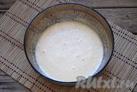 Перемешать лопаткой (или столовой ложкой).&nbsp;