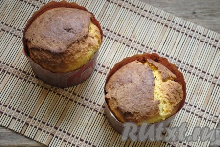 В духовке, разогретой до 180 градусов, выпекать морковные дрожжевые куличи 35-40 минут. Продолжительность выпечки будет зависеть и от размера куличей, и от вашей духовки. Для того чтобы проверить готовность, проколите куличи сверху сухой деревянной палочкой, если палочка после прокалывания останется сухой, значит выпечка готова. Куличи достать из духовки, вынуть из формы и остудить. Если вы готовили в бумажных формочках - их можно не снимать.