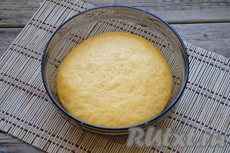 За 1-1,5 часа тесто, хорошо поднявшись, увеличится в объёме раза в два.