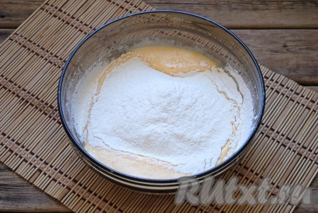 Частями всыпать просеянную муку, каждый раз полностью вмешивая её.&nbsp;