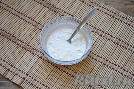 Первым делом нужно приготовить опару, чтобы "запустить" наши дрожжи. Для этого в небольшую миску нужно налить тёплое молоко (температура молока должна быть не выше 38-40 градусов), добавить сахар и хорошо перемешать, чтобы кристаллики начали растворяться. Затем добавить дрожжи и просеянную муку, перемешать и оставить в тёплом месте минут на 10-15. За это время дрожжи "запустятся" и поверхность опары запузырится. 