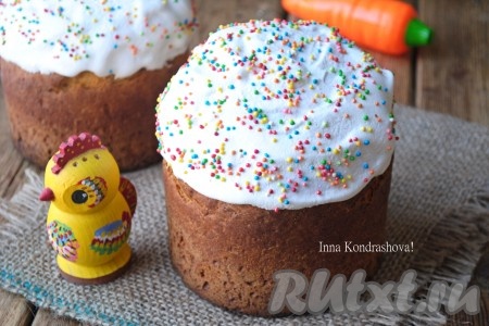 Остывшие морковные дрожжевые куличи покрыть белковой глазурью, украсить кондитерской посыпкой.&nbsp;