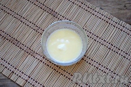 Сливочное масло растопить (можно это сделать на водяной бане или же воспользоваться микроволновкой) и охладить. Добавить растопленное сливочное масло в дрожжевую яично-морковную смесь, перемешать лопаткой.