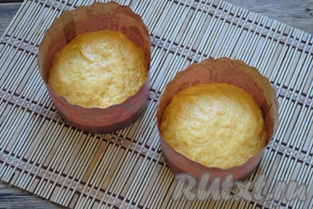Обмять тесто, разложить по формам, заполняя их на 1/3 объема, и оставить, накрыв полотенцем, минут на 30 в тепле для подъёма (тесто должно заполнить формы примерно на 2/3 объёма).