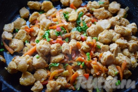 Тушим наш соевый гуляш с овощами, примерно, 10-15 минут на слабом огне, периодически помешивая, если жидкость испарится, то можно долить еще. По окончании готовки добавляем к гуляшу чеснок, пропущенный через пресс, или, если сезон, то черемшу (у меня как раз этот вариант).