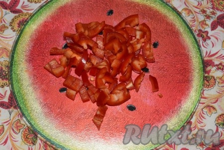 Болгарский перец нарезаем на полоски.
