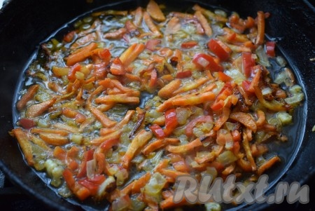 К обжаренным овощам вливаем 100 миллилитров воды и протушиваем овощи под закрытой крышкой минут 5.
