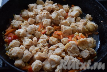 К тушеным овощам добавляем подготовленное соевое мясо.
