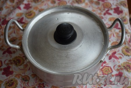 Накрываем кастрюльку крышкой и оставляем соевое мясо набухать, примерно, на 20-30 минут.
