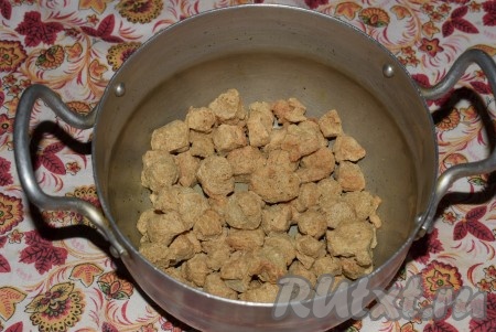 Для этого высыпаем соевое мясо в кастрюльку.
