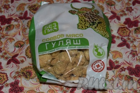 Для приготовления гуляша из соевого мяса, сначала надо замочить сою в кипятке.