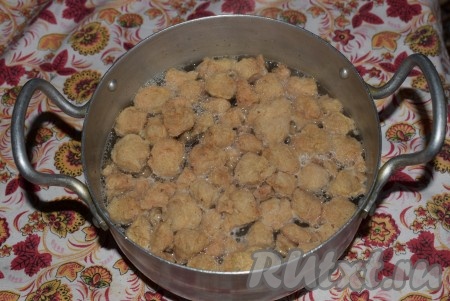 Заливаем кусочки соевого мяса кипятком (соотношение воды к мясу: 2 части кипящей воды к 1 части мяса).

