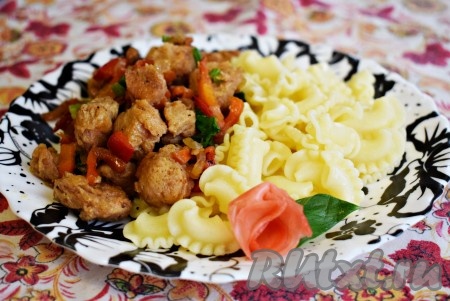 Подаем наш вкуснейший гуляш из соевого мяса к любому гарниру: картофельному пюре, гречке, рису, макаронам.
