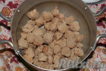 По истечении получаса наше мясо хорошо разбухло, сливаем остатки жидкости, хорошо промываем под проточной водой - это нужно для того, чтобы удалить запах сои. И хорошенько отжимаем кусочки от жидкости.
