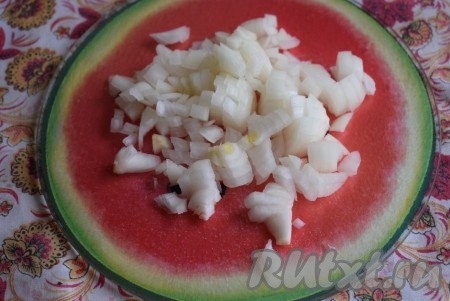 Пока наша соя набухает, подготовим овощи. Морковь, лук чистим от кожицы, болгарский перец очищаем от семян. Нарезаем лук мелко.
