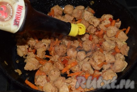 Солим, перчим, добавляем&nbsp;кориандр, хмели-сунели и поливаем соевым соусом по вкусу.
