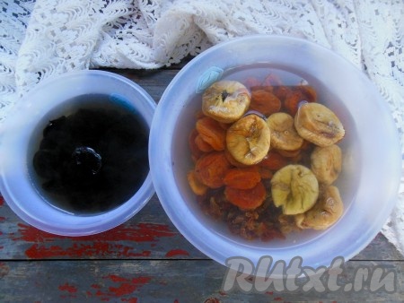 Инжир, курагу и изюм залейте горячей водой на 5-7 минут, долго в воде не держите, чтобы они не превратились в кашу. Чернослив я заливаю горячей водой на 5-7 минут всегда отдельно.