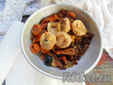 Затем воду слейте и переложите сухофрукты на дуршлаг, чтобы стекла вода.