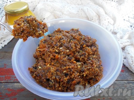 Перемешайте все ингредиенты до однородности, оставьте на 15-20 минут, затем расфасуйте по чистым сухим баночкам. Храните пасту Амосова, приготовленную по этому рецепту, под закрытой крышкой в холодильнике на дверной полке. Паста может храниться в холодильнике 1,5-2 месяца.