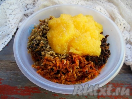 В полученную массу добавьте мед. Мёд можно немного прогреть на водяной бане, чтобы он стал более жидким. Но и мед такой густоты (как на фото), отлично подходит для этой пасты.