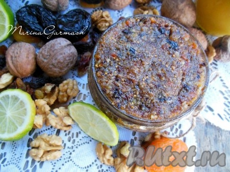 Для взрослых рекомендую кушать пасту Амосова по 1 столовой ложке 3 раза в день за 30 минут до еды. Деткам эту дозу уменьшаем - даем по 1 чайной ложке 3 раза в день за 30 минут до еды. В этой пасте содержится огромное количество витаминов, минералов, органических кислот и ферментов, которые отлично укрепят ваш организм. Поэтому обязательно приготовьте пасту Амосова и будьте здоровы!