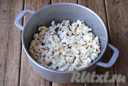 Через 1-2 минуты попкорн начнёт "взрываться" и вы услышите хлопки. Когда звук лопающегося попкорна прекратится, можно выключать огонь. Домашний попкорн готов. Переложить его в подходящую миску и добавить соль по вкусу, перемешать.&nbsp;
