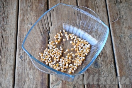 Также попкорн можно приготовить в домашних условиях в микроволновой печи. В стеклянную посуду с крышкой налить растительное масло и всыпать зёрна кукурузы (зёрна должны лежать в один слой).&nbsp;
