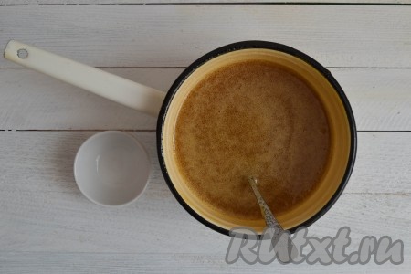 Когда термометр покажет нужную температуру, снять сотейник с огня и сразу же влить водичку с лимонной кислотой. Быстро и тщательно перемешать.
