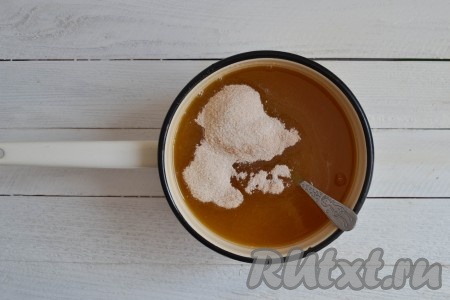 Затем всыпать сахар, соединенный с пектином, и быстрыми движениями тщательно перемешать.
