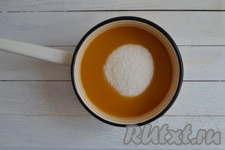 В сотейник влить сок с мякотью (я использовала натуральный персиковый сок), влить сироп глюкозы и всыпать оставшиеся 500 грамм сахара.
