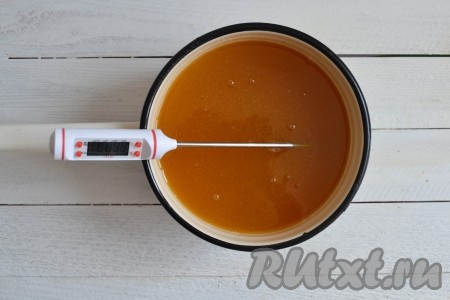 Поставить сотейник с соком, смешанным с сахаром, на средний огонь и, изредка помешивая, довести жидкость до температуры 60 градусов.
