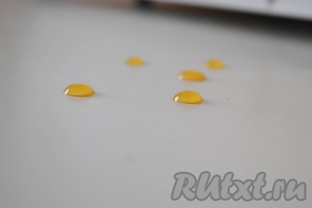 Уваренный сироп, из которого по максимуму выпарили жидкость, прекрасно держит форму и не растекается. Если оставить каплю сиропа на поверхности - она так и останется, а за считанные секунды и вовсе загустеет, станет плотным шариком.
