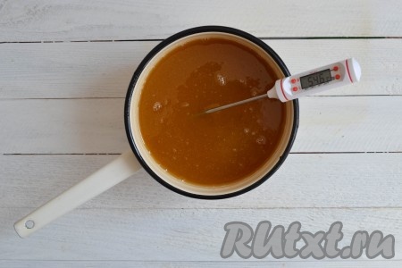 Продолжить варить мармелад на среднем огне, постоянно помешивая лопаткой. 