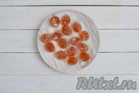 Отправить домашний мармелад в холодильник минимум на 8 часов. Затем хорошо застывший мармелад вынуть из формы и хорошенько обвалять в сахаре. Хранить мармелад лучше в холодильнике в плотно закрытом контейнере.
