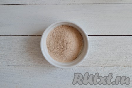 50 грамм сахара соединить с яблочным пектином и хорошенько перемешать.
