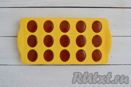 Заполнить мармеладной массой ячейки силиконовой формы. Смазывать их ничем не нужно. 