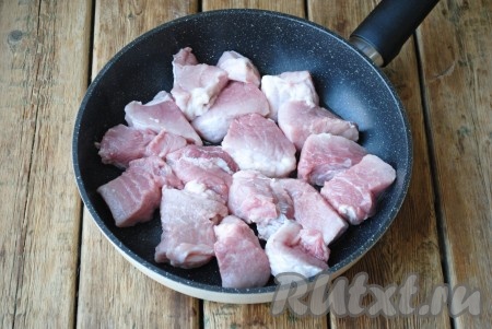 Для того чтобы приготовить подливу из свинину, мясо нужно вымыть, обсушить и нарезать на порционные кусочки. Выложить кусочки свинины на сковороду, разогретую с растительным маслом, и обжарить на среднем огне 5 минут. Мясные кусочки со всех сторон должны поменять свой цвет. 