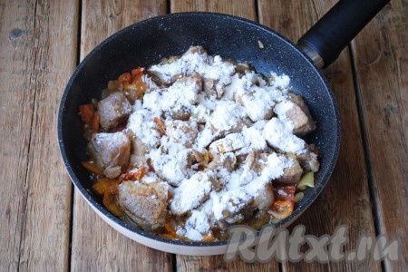 Затем добавить пшеничную муку, хорошо перемешать и готовить ещё 1 минуту. 