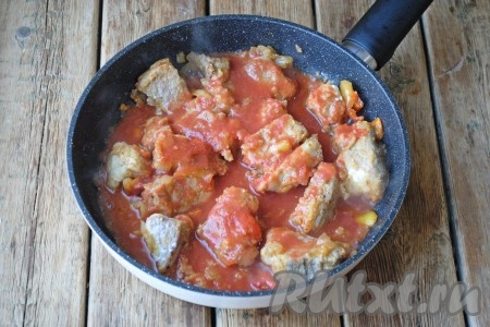 Влить томатный сок и всыпать сахар (количество сахара нужно регулировать в зависимости от кислоты томатного сока).&nbsp;&nbsp;
