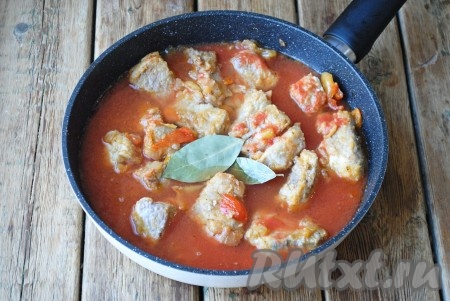 Перемешать, налить воду и добавить лавровые листочки. 