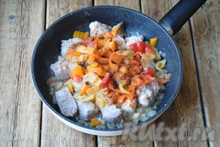 Посолить, всыпать приправу к мясу.&nbsp;
