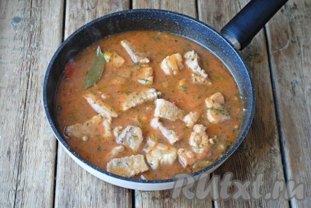 Довести подливу из свинины до кипения, накрыть крышкой и готовить на небольшом огне до готовности мяса. Время приготовления будет зависеть от возраста животного. Я тушила 45 минут, периодически помешивая. За 5 минут до готовности в подливу нужно добавить мелко нарезанный укроп. 